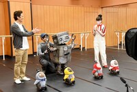 「ロボット・イン・ザ・ガーデン」キャストとLOVOTたち。後列右はLOVOT公式YouTuber・ゆいゆい。