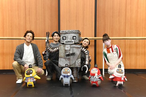 「ロボット・イン・ザ・ガーデン」キャストとLOVOTたち。後列右はLOVOT公式YouTuber・ゆいゆい。