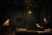 本多劇場グループnext「ダム・ウェイター」より。（Photo by BUN）