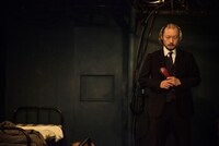 本多劇場グループnext「ダム・ウェイター」より。（Photo by BUN）