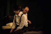 本多劇場グループnext「ダム・ウェイター」より。（Photo by BUN）