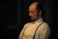 本多劇場グループnext「ダム・ウェイター」より。（Photo by BUN）