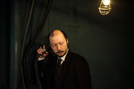 本多劇場グループnext「ダム・ウェイター」より。（Photo by BUN）