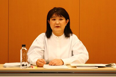 「ロームシアター京都2021年度自主事業ラインアップ発表会」より、2021年度プログラムディレクターの小倉由佳子。