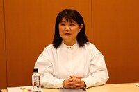 「ロームシアター京都2021年度自主事業ラインアップ発表会」より、2021年度プログラムディレクターの小倉由佳子。