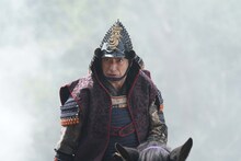 市川海老蔵演じる織田信長。 (c)フジテレビ