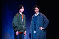 「舞台TWiN PARADOX『SONG STORY Vol.1』誕生日記念公演」より、演目C「タイムマシン」の様子。