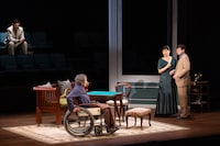 シス・カンパニー公演「ほんとうのハウンド警部」より。（撮影：加藤孝 / 写真提供：シス・カンパニー）