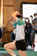 中間アヤカ&コレオグラフィ「フリーウェイ・ダンス」より。(撮影:岡はるか)