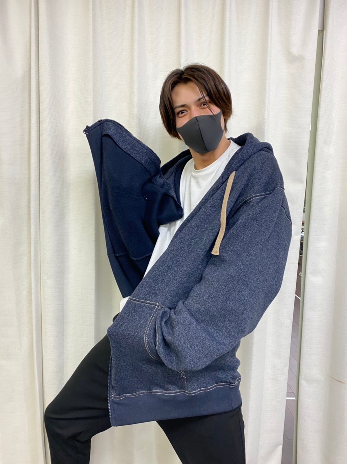 まだ肌寒い3月、白のロンTに紺のパーカーを合わせて。ダークカラーのマスクで全体を落ち着いたトーンに統一しつつ、おちゃめにポーズ。