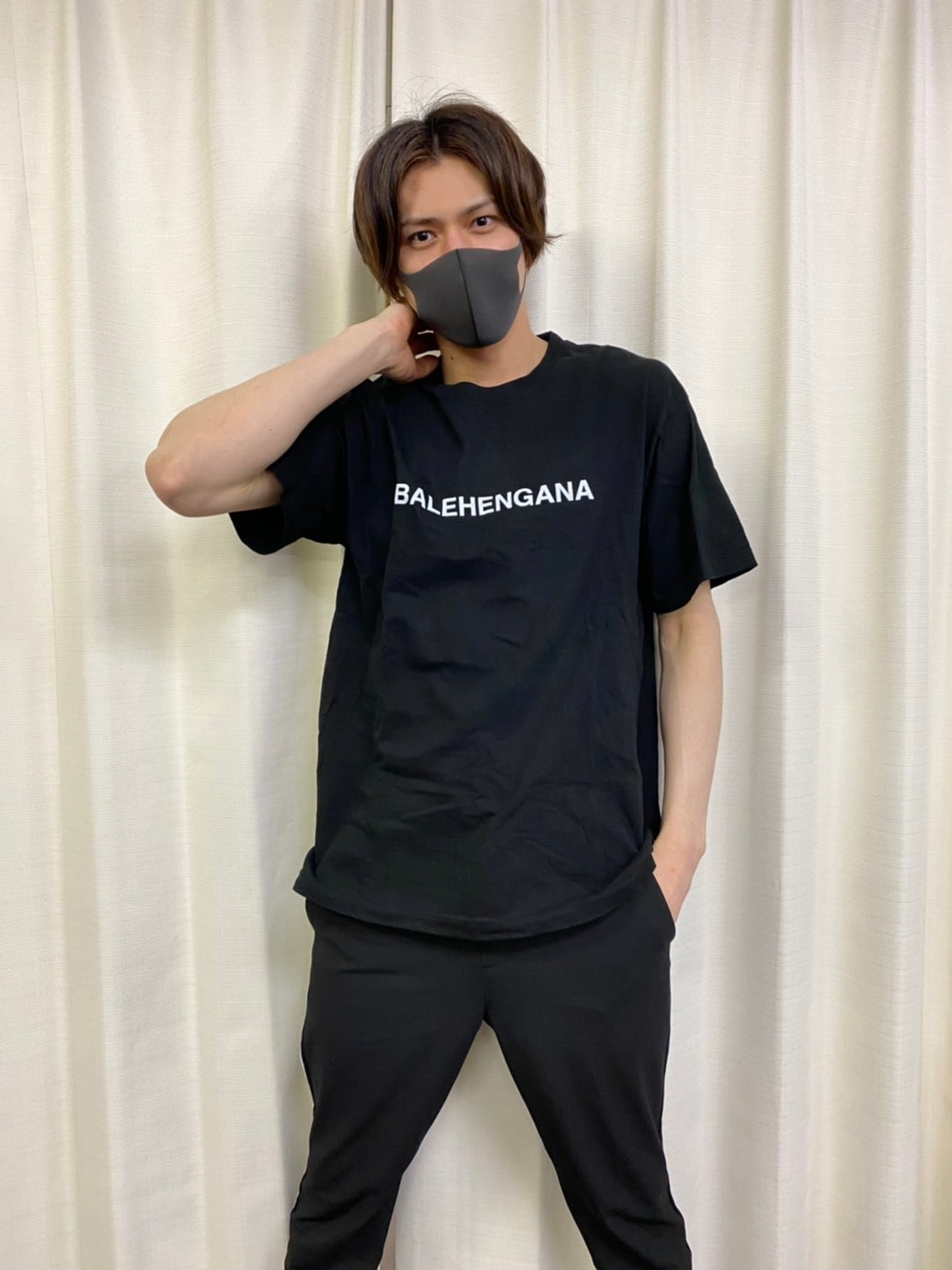 上下をクールにブラックでそろえて。黒Tはあのハイブランド……と思いきや、“バレヘンガナ”。