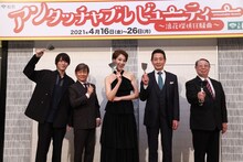 お好み焼きのコテを持って撮影に応じる、「アンタッチャブル・ビューティー ～浪花探偵狂騒曲～」の出演者。左から松島庄汰、内場勝則、紅ゆずる、三田村邦彦、江口直彌。