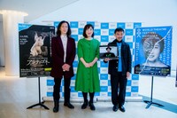 「ふじのくに→せかい演劇祭2021」プレス発表会より、「アンティゴネ」のキャストと宮城聰（右）。（撮影：中尾栄治）