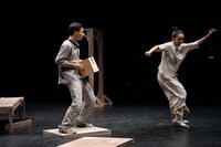 「はだかの王様」初演より。（高知県立美術館2021 / 撮影：釣井泰輔）