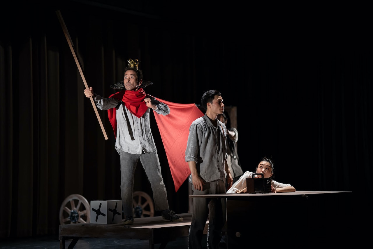 デラシネラがセリフを用いず、身体表現のみで「はだかの王様」を上演