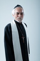 堀田眞三扮するミリエル司教。