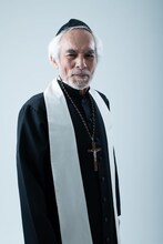 堀田眞三扮するミリエル司教。