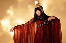 朝夏まなと扮するアイシス。