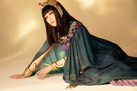 新妻聖子扮するアイシス。