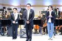 左から奥村颯太、千住明、大東立樹。