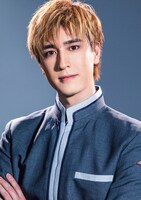 バーンズ勇気扮するディーン飛鳥。