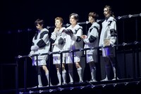 「FAKE MOTION 2021 SS LIVE SHOW」より。（撮影：田中聖太郎、立脇卓、渡邊玲奈 / 田中聖太郎写真事務所）