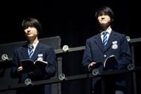 「FAKE MOTION 2021 SS LIVE SHOW」より。（撮影：田中聖太郎、立脇卓、渡邊玲奈 / 田中聖太郎写真事務所）