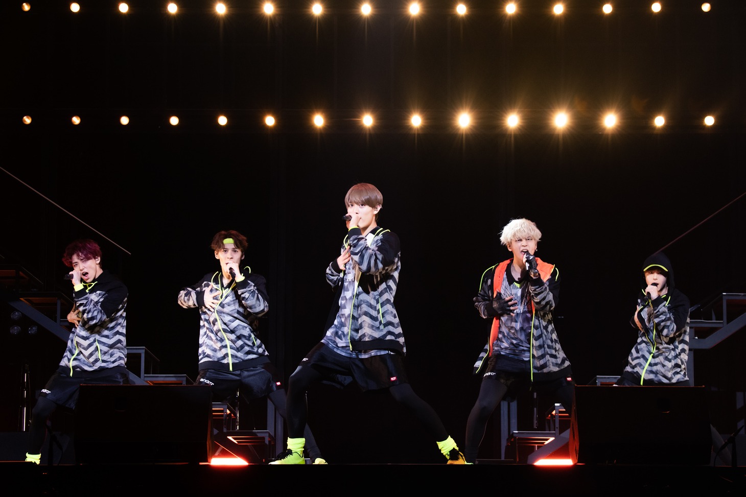 「FAKE MOTION 2021 SS LIVE SHOW」より。（撮影：田中聖太郎、立脇卓、渡邊玲奈 / 田中聖太郎写真事務所）