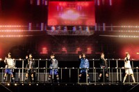 「FAKE MOTION 2021 SS LIVE SHOW」より。（撮影：田中聖太郎、立脇卓、渡邊玲奈 / 田中聖太郎写真事務所）