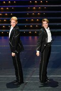 OSK日本歌劇団「レビュー春のおどり」東京公演より、左から桐生麻耶、楊琳。
