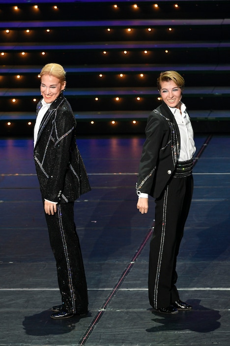 OSK日本歌劇団「レビュー春のおどり」東京公演より、左から桐生麻耶、楊琳。