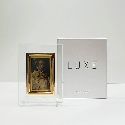 「LUXE」の純金プレート。
