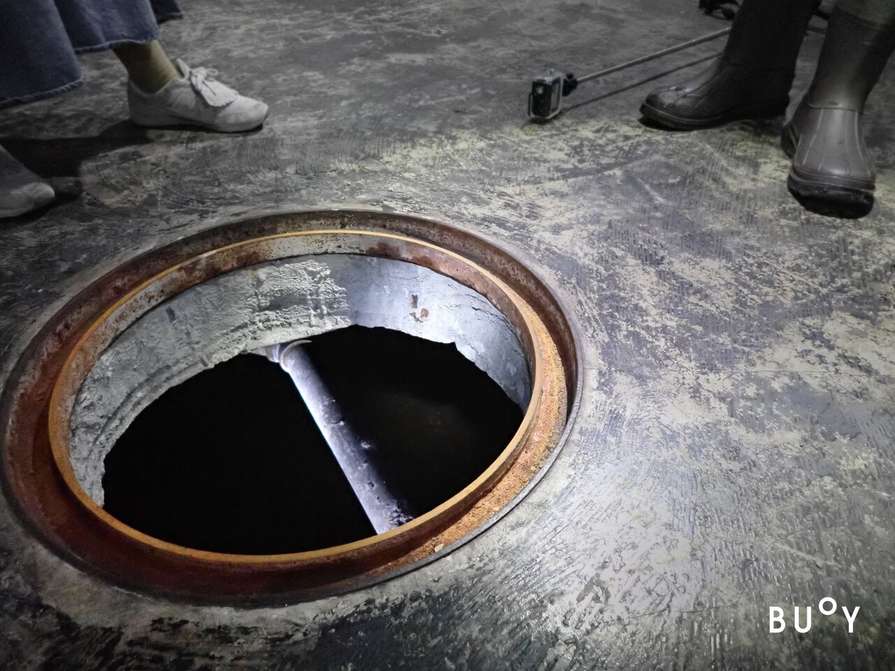 キーワードは“水”、飴屋法水・山川冬樹がBUoYでパフォーマンス「キス」