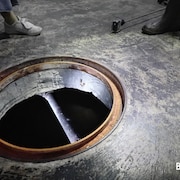 キーワードは“水”、飴屋法水・山川冬樹がBUoYでパフォーマンス「キス」