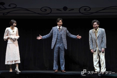 「モダンボーイズ」取材会より、3人の心に距離があった様子を説明する加藤シゲアキ（中央）。