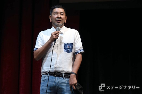 「モダンボーイズ」取材会より、一色隆司。