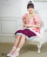 岡村美波扮するユッコ。