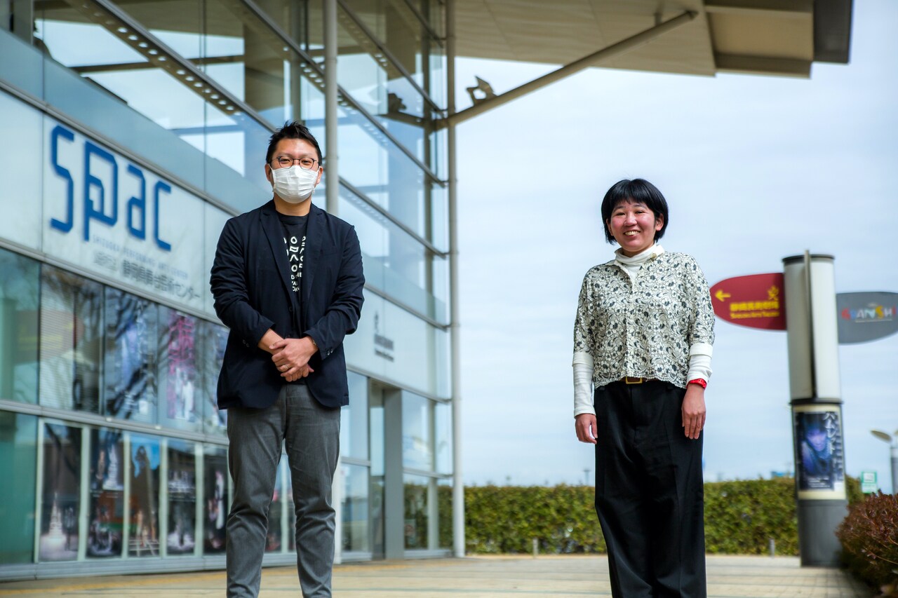 左からSPAC-静岡県舞台芸術センター制作部 丹治陽、 芸術局長 成島洋子。