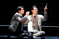 ミュージカル「スリル・ミー」2021年版より、松岡広大扮する“私”（左）と山崎大輝する“彼”（右）。（撮影：田中亜紀）