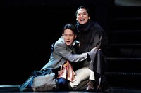 ミュージカル「スリル・ミー」より、成河扮する“私”（左）と福士誠治扮する“彼”（右）。（撮影：田中亜紀）