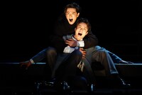 ミュージカル「スリル・ミー」より、田代万里生扮する“私”（下）と新納慎也扮する“彼”（上）。（撮影：田中亜紀）