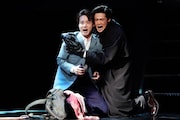 ミュージカル「スリル・ミー」より、田代万里生扮する“私”(左)と新納慎也扮する“彼”(右)。(撮影:田中亜紀)