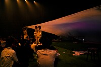 「めにみえない みみにしたい」より。（撮影：細野晋司）