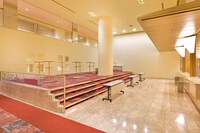 愛知県芸術劇場 大ホールホワイエの様子。(c)愛知芸術文化センター