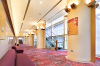 愛知県芸術劇場 大ホールビュッフェの様子。(c)愛知芸術文化センター