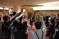 愛知県芸術劇場の劇場ツアーの様子。