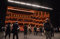 愛知県芸術劇場の劇場ツアーの様子。