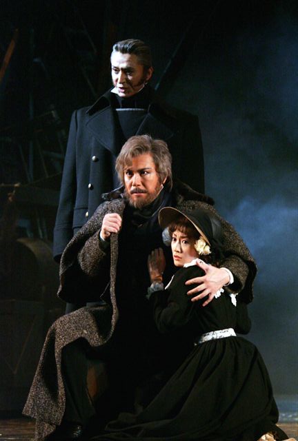 ミュージカル「レ・ミゼラブル」より、岡幸二郎扮するジャベール（後方）。（写真提供：東宝演劇部）