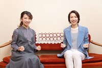 “絆ポーズ”を決める、早花まこ（左）と早霧せいな（右）。