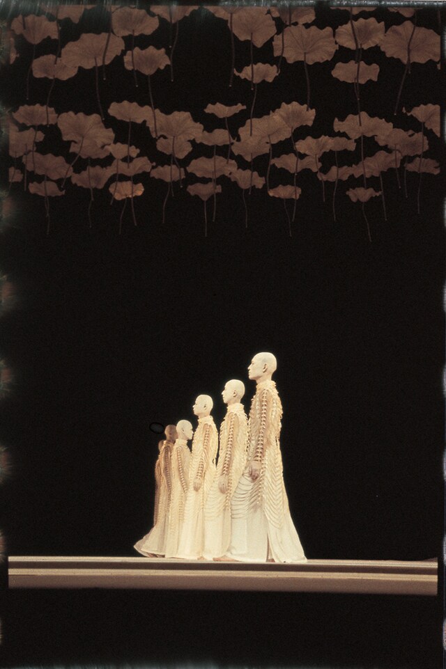 山海塾「かがみの隠喩の彼方へーかげみ」リ・クリエーションのビジュアル。(c)Jacques Denarnaud